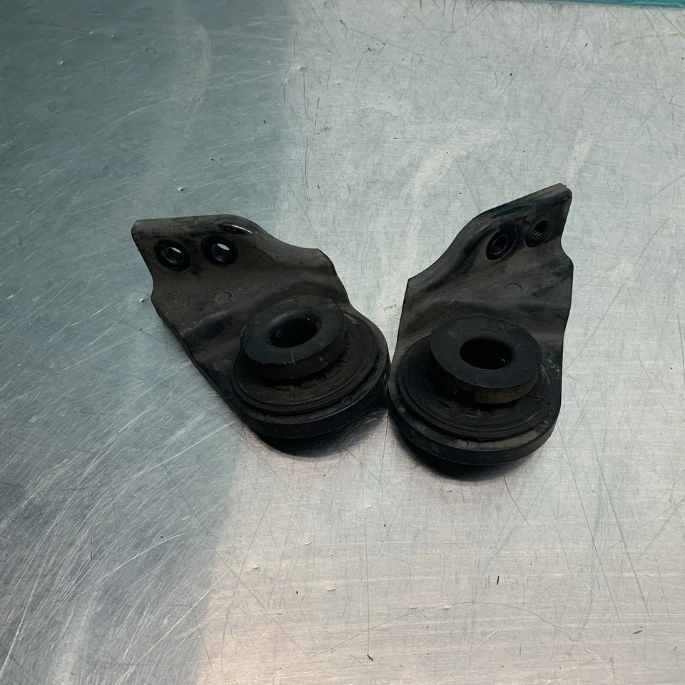 Комплект черных кронштейнов для крепления радиатора 2006-2010 Hyundai Sonata (2) от оригинального производителя - Изображение 2 из 2