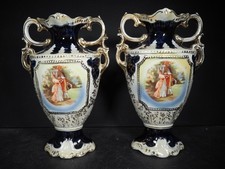 Paar antike englische Vasen mit zwei Henkeln romanisches Paar / Blumen