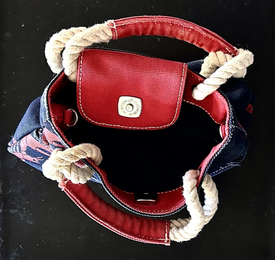 WOW 9” Tommy Hilfiger Mini Bolso de Mano Lona Langosta. Azul marino/rojo con asas de cuerda Foto 3 de 4