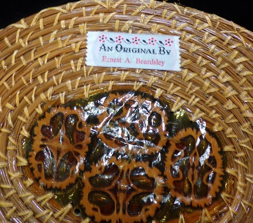 CESTA DE ARTE POPULAR VINTAGE DE AGUJA DE PINO Y CÁSCARAS DE PINO DE ERNEST A. BEARDSLEY - Imagen 14 de 17