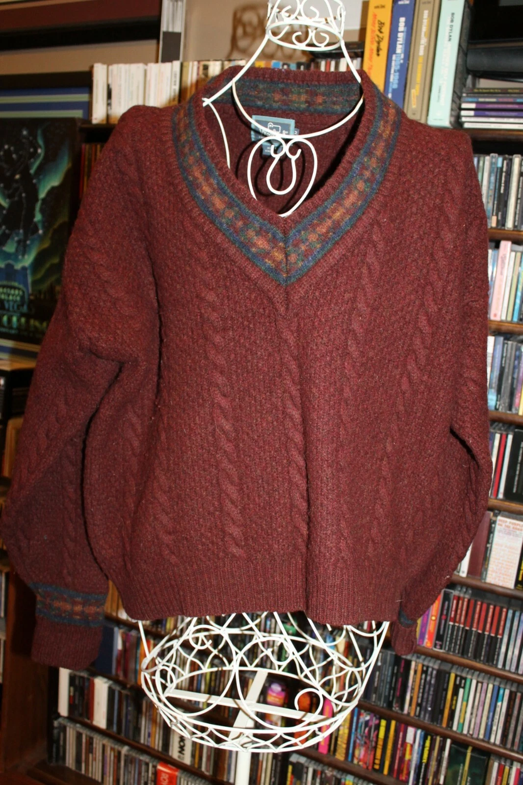 Woolrich maroon Wool V neck sweater w multi color trim Vintage size M (b206)