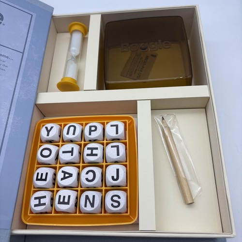 Hasbro Boggle Game Bookshelf Edition Deluxe Linen Book Word Finding Game 2020 - Photo 13 sur 14