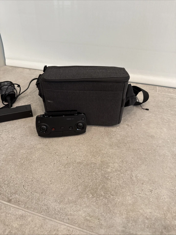 DJI MAVIC AIR (usado) (piernas derechas traseras rotas, cables aún en contacto) Foto 3 de 4