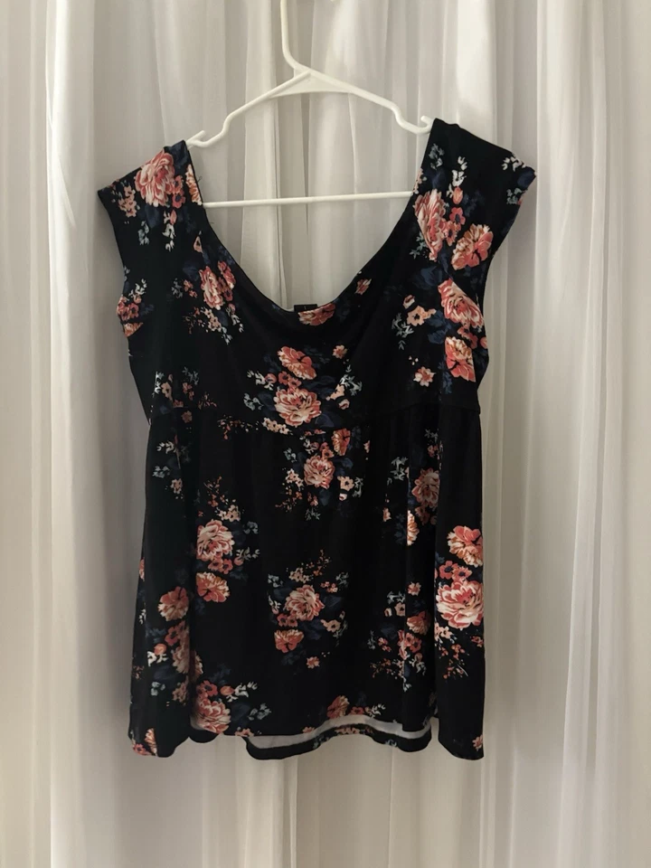 Женская блузка-кукла с открытыми плечами Torrid. Цветочный дизайн. Размер 1x - Изображение 2 из 4