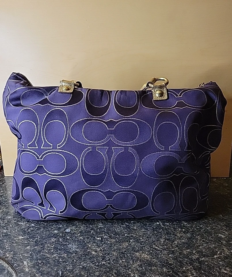 Bolso de Mano Coach Poppy Signature Metálico Glam Púrpura -RARO- Excelente Estado Usado Foto 3 de 4