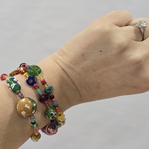 3 stapelbare RJ Graziano Multicolor Kunstwerk Glas Acryl Perlen Stretch Armbänder - Bild 15 von 15