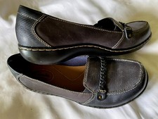 Clarks  Women's Size 8 M Blue Leather Loafers  EUC / Worn Once Indoors