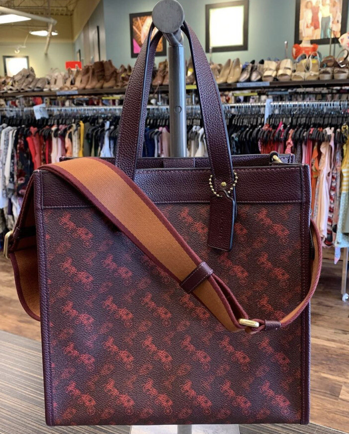 coach field tote 30 with horse and carriage print