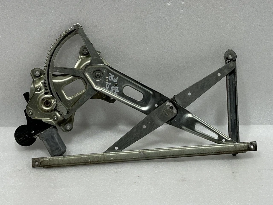 Toyota Prius 2008 lado del pasajero derecho puerta delantera o trasera ventana regulador motor Foto 2 de 4