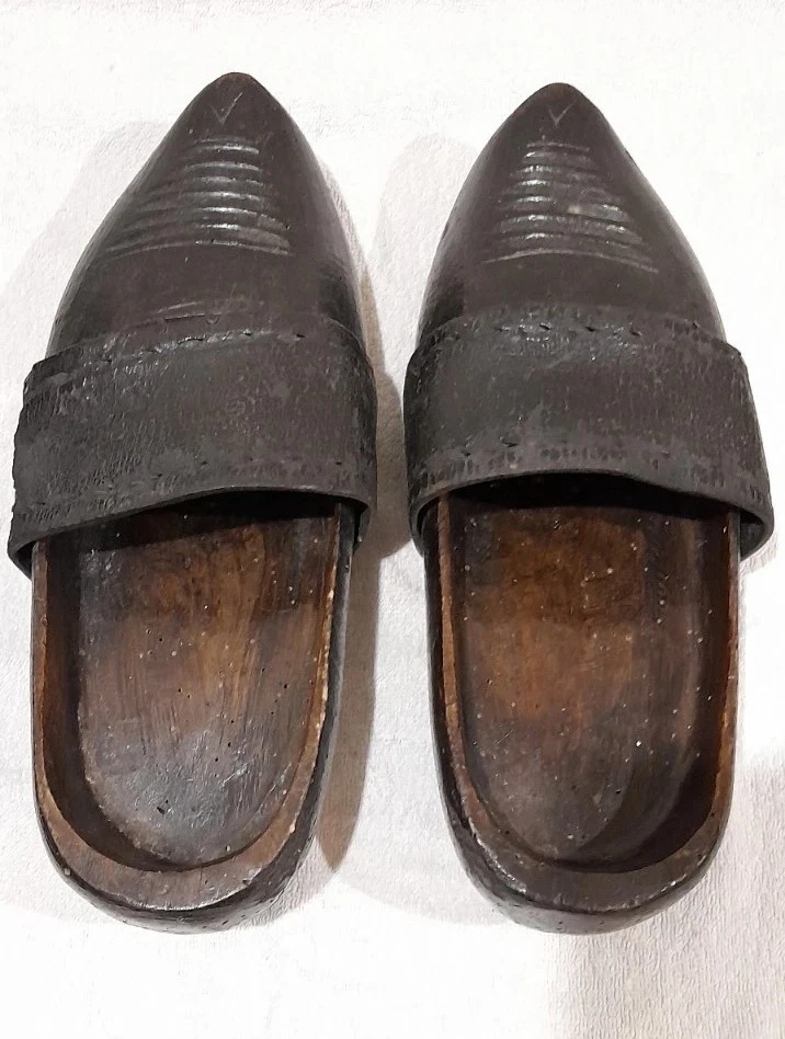 SABOT ANCIEN, ancienne paire de sabots, sabot bois et cuir, ART POPULAIRE . - Photo 2/4