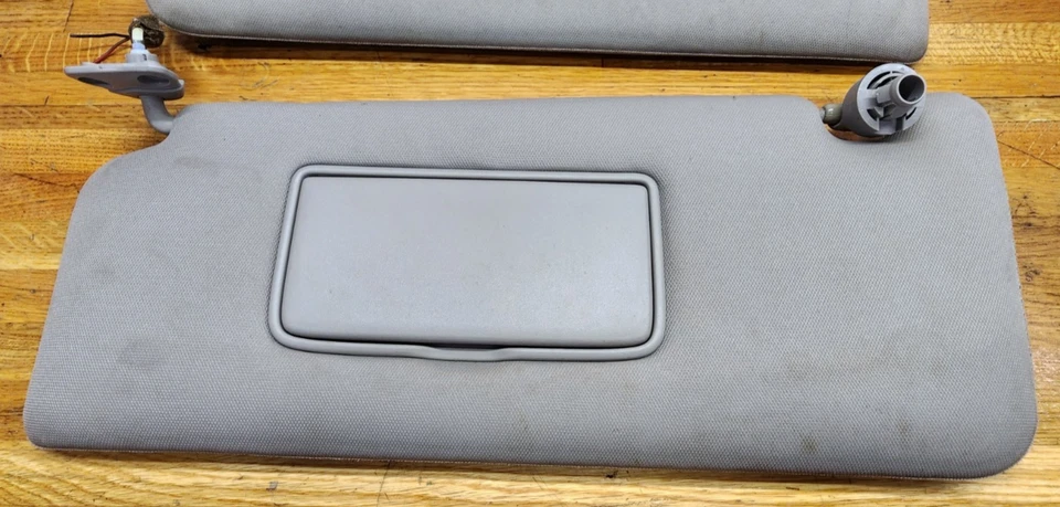 OEM 04-15 NISSAN ARMADA TITAN SUN VISOR DRIVER LEFT ILLUMINATED ROOF CLIP GRAY - Image 2 of 3