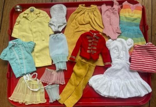 Lot de vêtements pour Barbie des années 60 de la marque Mattel - Photo 1/1