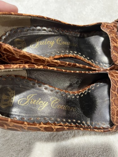 Juicy Couture Embossed Leather Round Toe Heels Size 8,5 - Picture 2 of 9