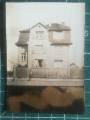 vs294 photograph circa 1900 child in front of seaside villa