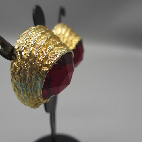 Vintage 80s Earrings Mogul Bold Red Gold Tone Clip On - Picture 3 of 19