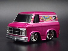 Véhicule Die-Cast Échelle 1/64 GMC VANDURA Fourgonette Année 1979 79 Tunée Rose