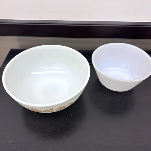 2 Vintage Pyrex Large Mixing Bowls Cinderella And Milk Glass