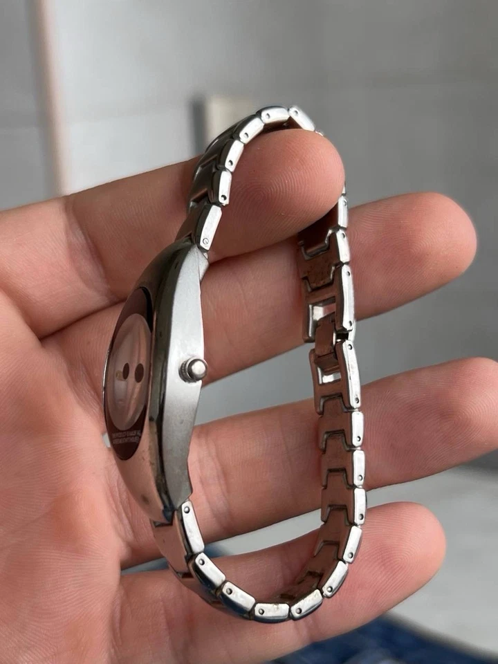 Vintage Japan Hello Kitty 00s Silver Chrome Futuristic Bracelet Quartz Watch Y2K - Image 4 of 4