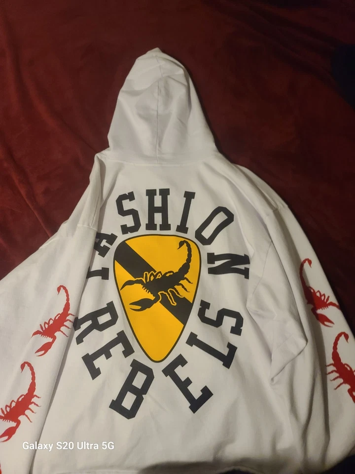 Blientele ARMANI CAESAR LIZ 2 SUDADERA CON CAPUCHA LADO OESTE GUNN GRISELDA POR FASHION REBELS Foto 3 de 3