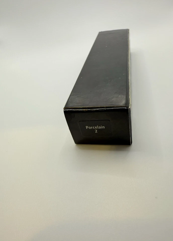 Lápiz corrector facial retocante Bobbi Brown con sacapuntas *porcelana* tamaño completo Foto 2 de 4