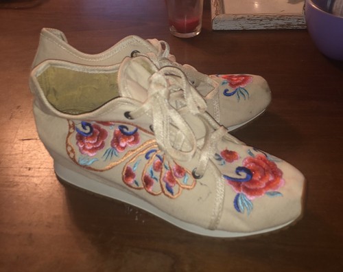 New Women’s Size 7.5/5/39 Lace-Up Embroidered Sneakers Hidden Heel Canvas Casual - Picture 12 of 13
