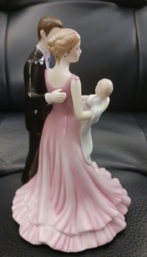 Beautiful Royal Doulton Pretty Ladies Figurine Christening Time HN 5162 - Picture 18 of 20