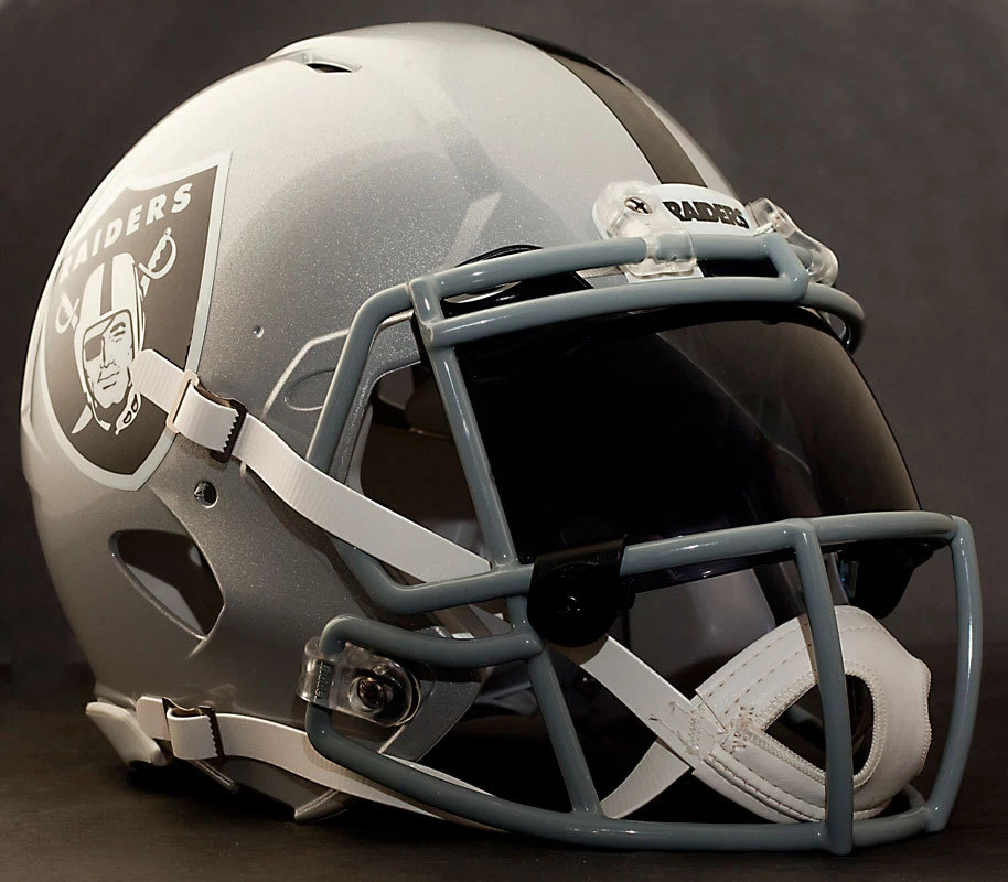 Casco de fútbol americano auténtico GAMEDAY de Oakland Raiders NFL con protector ocular Oakley Foto 2 de 4