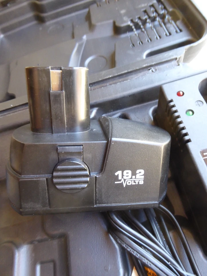 CAMPBELL HAUSFELD 19.2V DC BATTERY PACK & CHARGER & DRILL CARRY CASE - Image 4 of 4