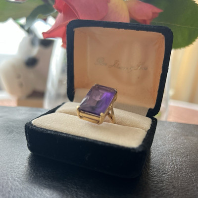 Atemberaubender großer lila Statement-Cocktailring 18 kt Gold