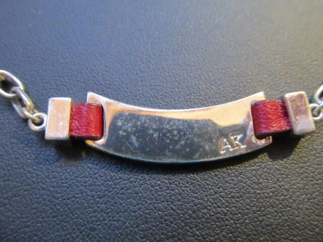 Colar de barra Anne Klein tom prata estampado AK com etiquetas - Imagem 2 de 4