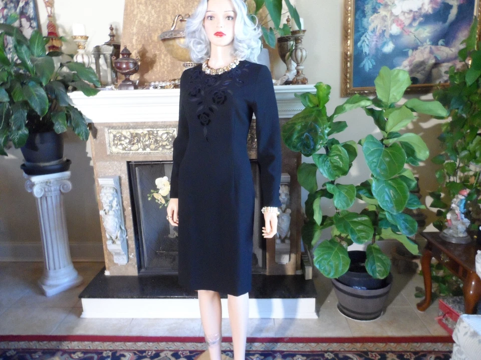 Valentino Black Wool Sheath Dress w/ Front Floral Applique Detail Size 40-8 - Image 3 of 4