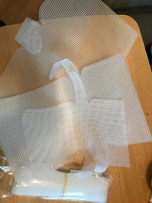 4 Stück Plastic Canvas Kunststoff Netzblätter zur Taschenherstellung vers. Größe
