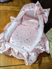 LETTINO/CULLA CON CAPPUCCIO 10" PER REBORN O DOLLY *PAILLETTES OLOGRAFICHE ROSA*