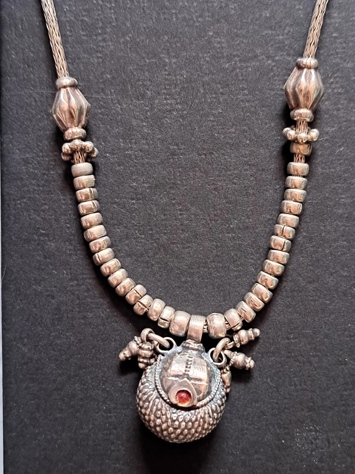 Antiguo collar de cuentas de plata esterlina oxidada tribal de Rajasthan 16" 28 gramos Foto 2 de 4
