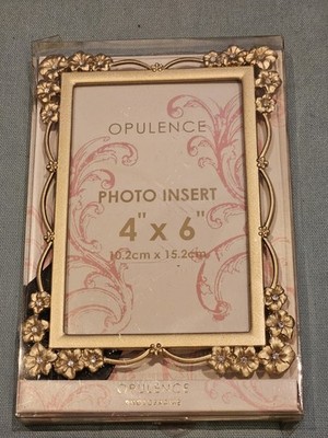 BHS Opulence Matt Gold Metall Blumenrand 4×6'' Freistehender Fotorahmen Brandneu in Verpackung