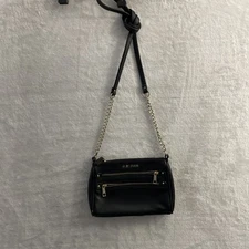 G By Guess Womans Crossbody Purse Black Solid Full Zip Pockets Gold Chain Logo