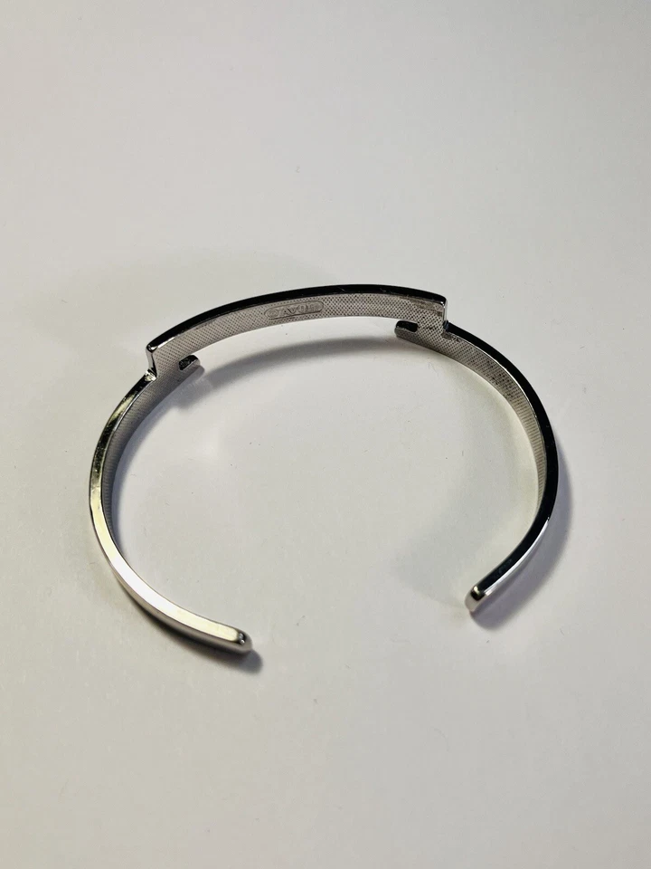 Bracelete de punho simples feminino fofo tom prata Avon - Imagem 3 de 4