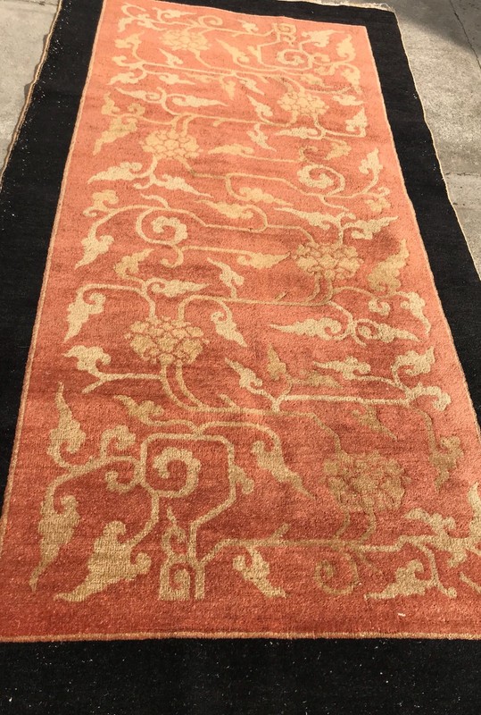 AN ANTIQUE CHINESE RUG