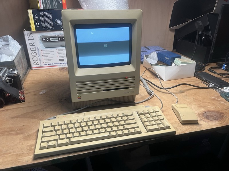 Old Apple Macintosh SE Computer - Very Retro