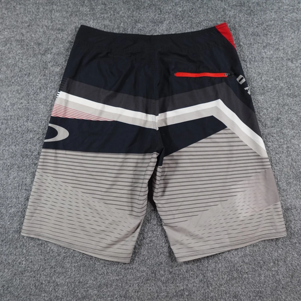 Bermuda de natação Oakley masculina 31 cinza listrada vermelha surf stretch 14598 - Imagem 4 de 4