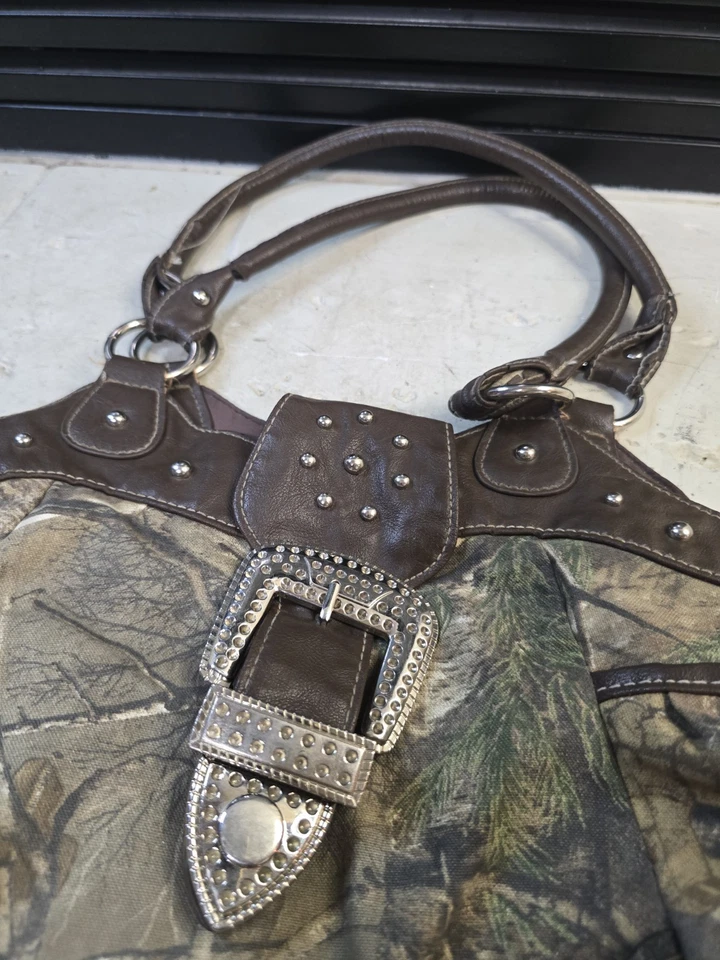 Bolso de mano Realtree camuflado con hebilla y detalles plateados Foto 3 de 4