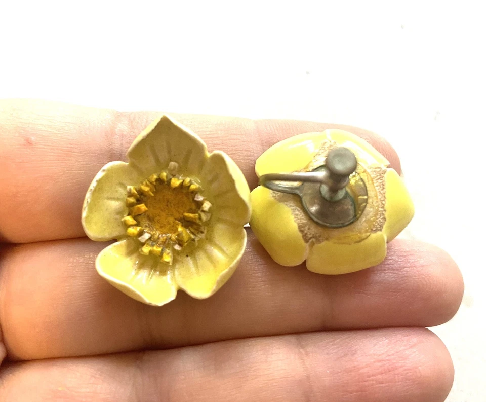 1.167 Vintage earrings with screws, ceramic flowers, yellow enamel - Image 3 of 3