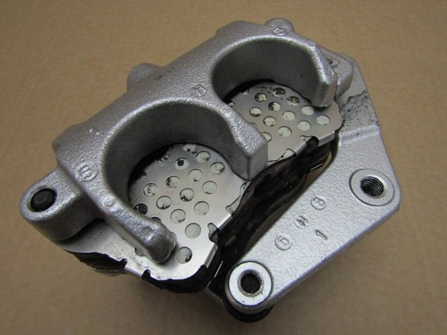 Harley Davidson 1200 Custom LTD XL CB 2016 8,272 mls front brake caliper (14229) - Picture 4 of 10