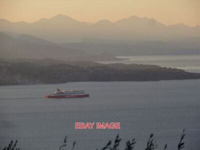 FOTO FRÜHER MORGEN UND DIE SUPERSCHNELLE FÄHRE ÜBER NACHT VON PATRAS RUTSCHT IN CO