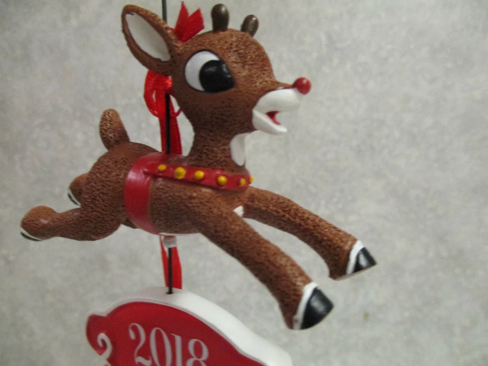 Ornamento Dept 56 Rudolph The Red Nosed Reindeer 2018 NOVO 6000325 - Imagem 2 de 4