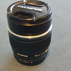 Olympus M.ZUIKO DIGITAL ED 75mm 1:1.8 Lens - Black - Used - Great condition