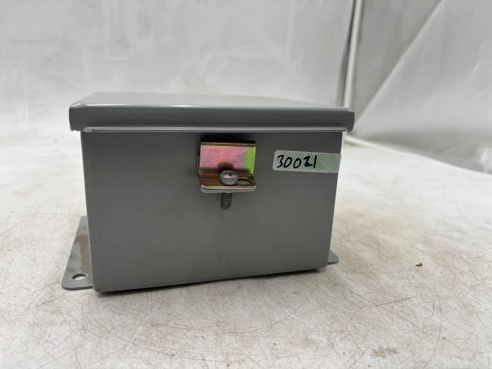 Caja de conexiones de acero inoxidable Hubbell B060604CHWW 6x6x4 NEMA 4X 304 Foto 2 de 3