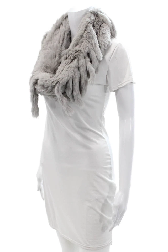 Bufanda gris con detalle de flecos tejido de piel de conejo de diseñador para mujer Foto 2 de 4