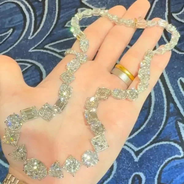 Collar llamativo de diamantes creado en laboratorio de varios cortes de 150 quilates enchapado en oro blanco de 14 quilates Foto 2 de 4