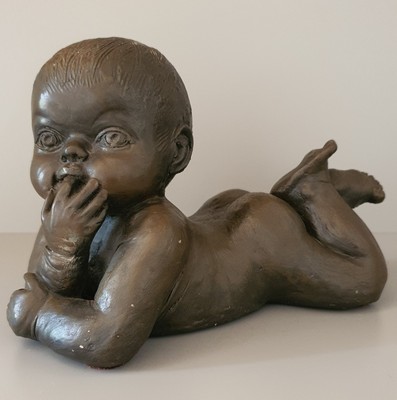SCHÖNE BABY SKULPTUR LIEGEND VON MAT WANDERS ENTWORFEN UND SIGNIERT